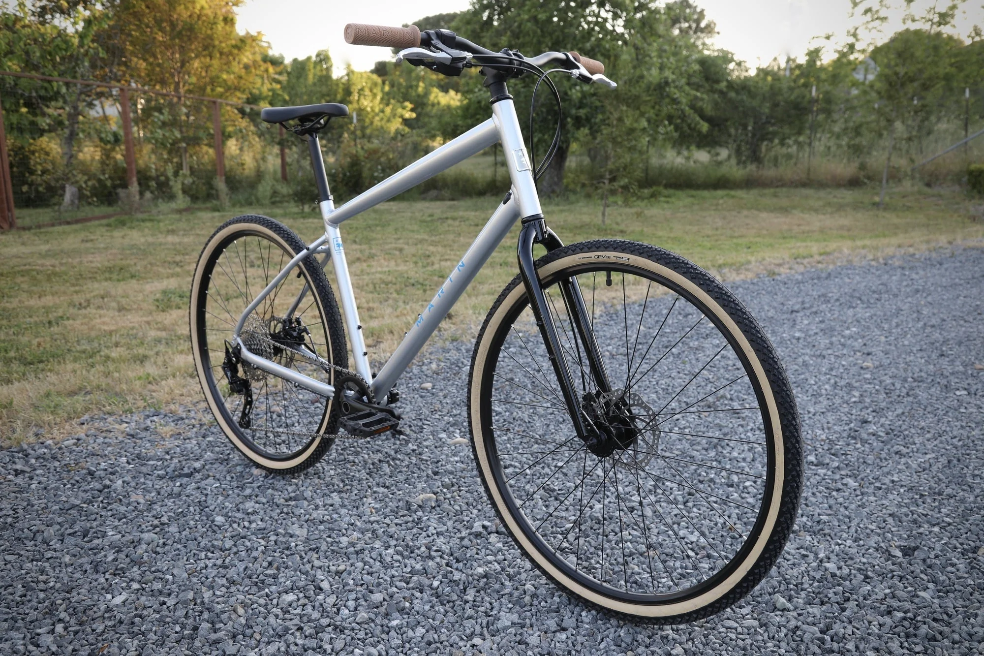 Marin Kentfield 2 - Silver Hybrid Bike - Image 3